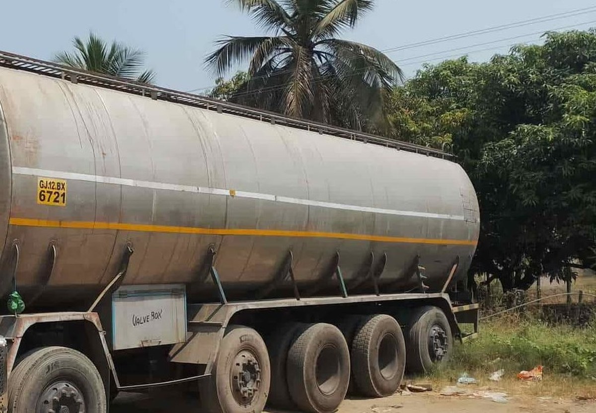 Bulk fuel tanker trailer wheels and undercarriage used for logistics coordination